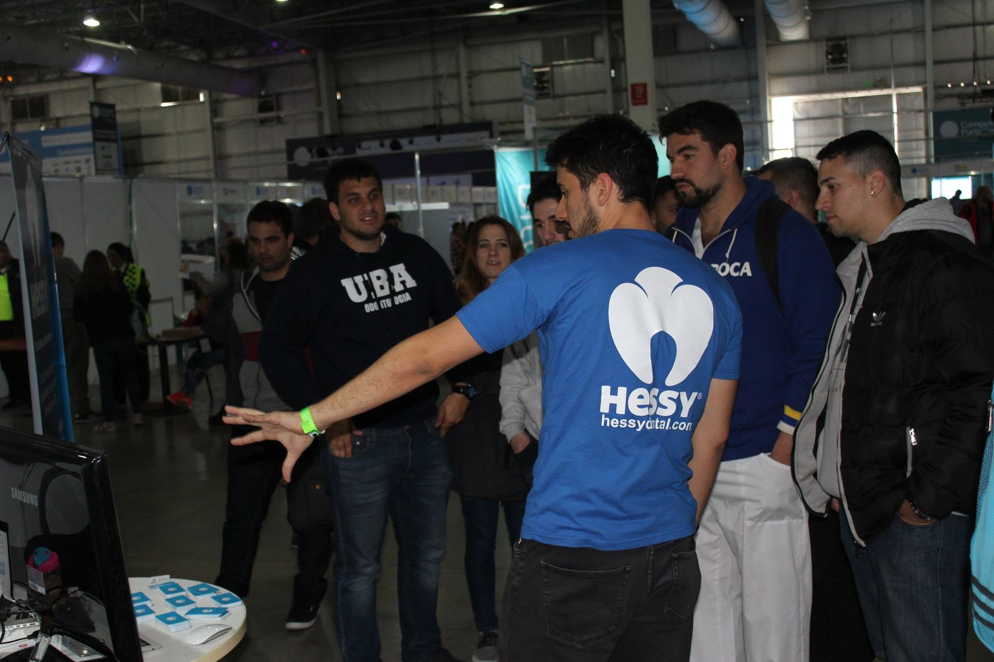 Stand de Hessy: alguien explica el sistema a un grupo