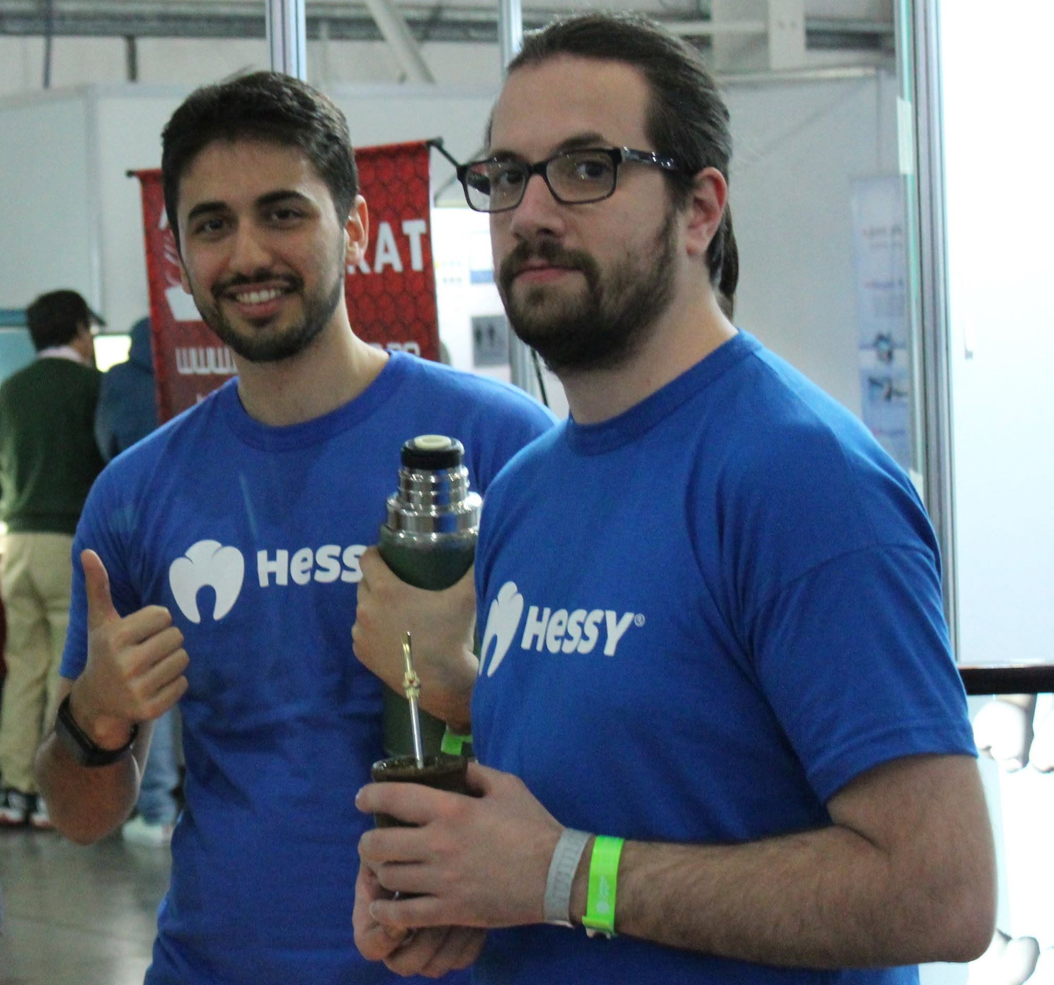 Dos personas con remera de Hessy en una feria