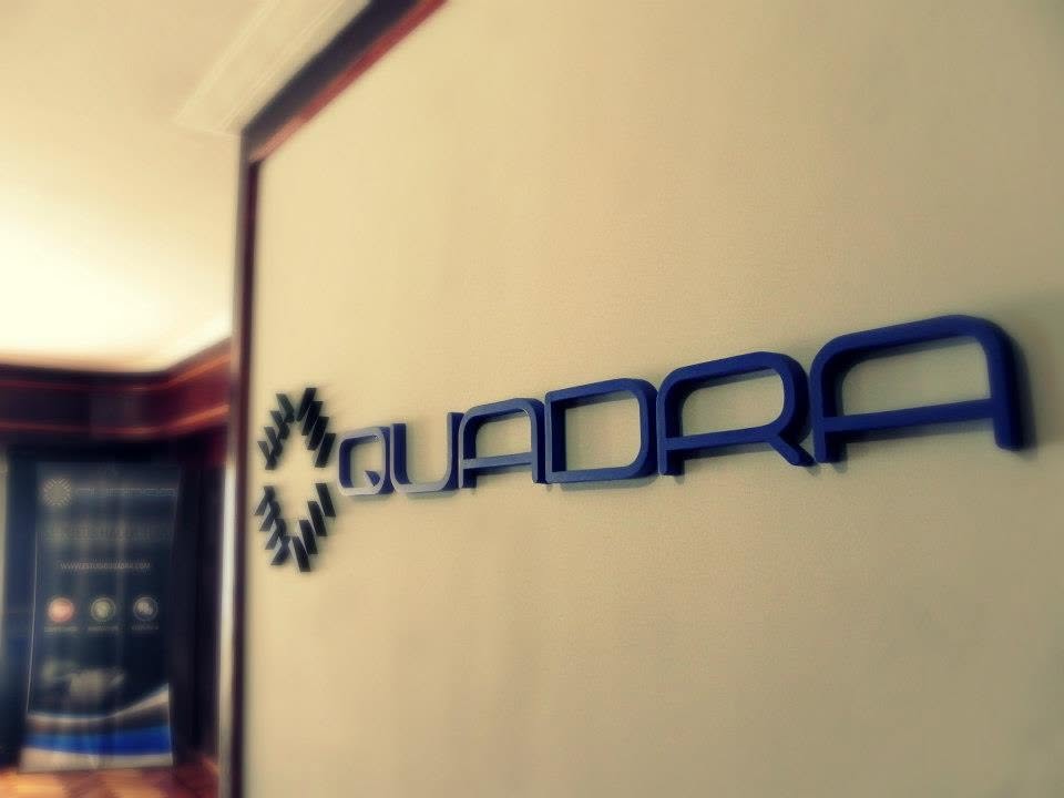 Letras corpóreas de Quadra en la pared de la oficina