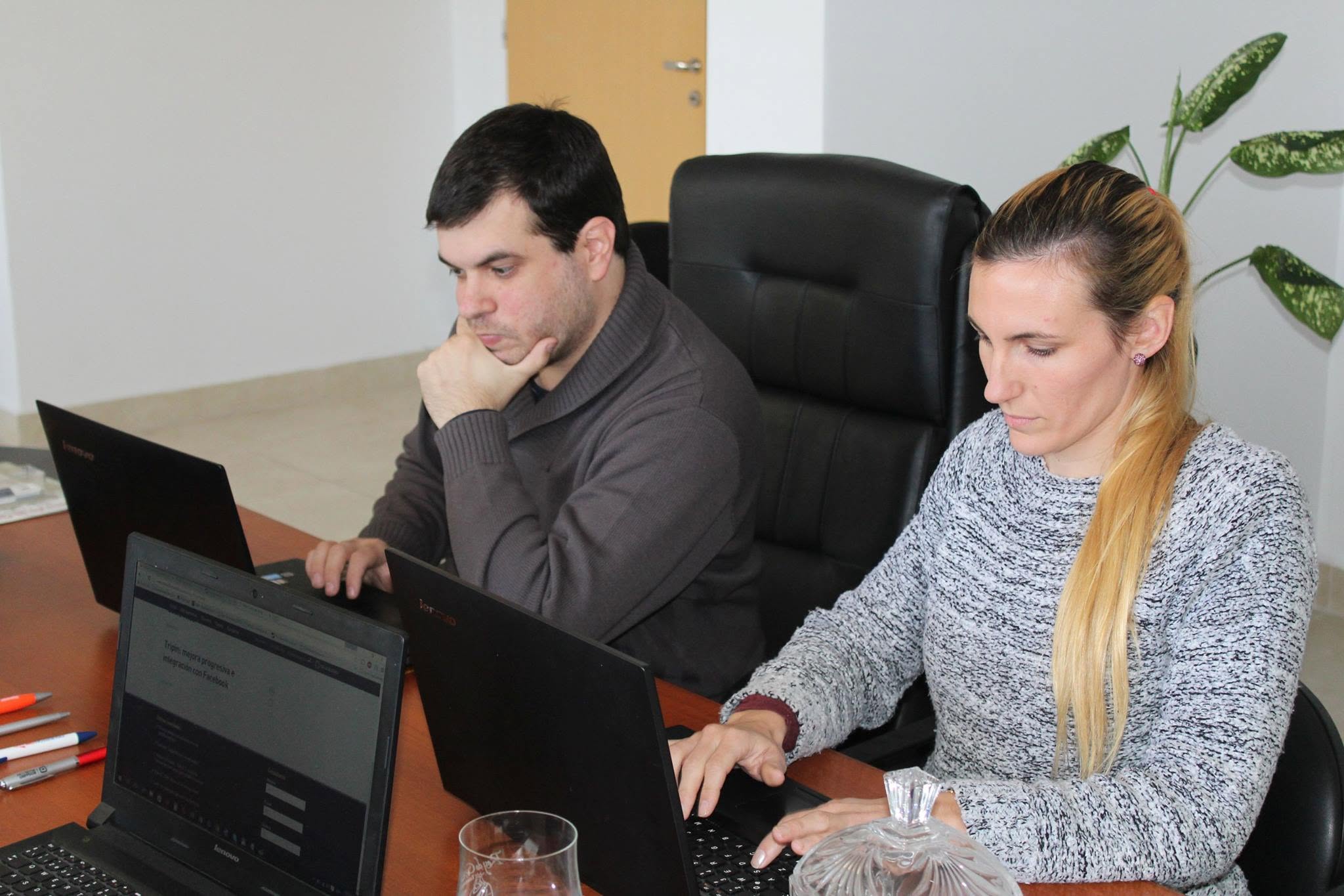 Dos personas del equipo trabajando en notebooks