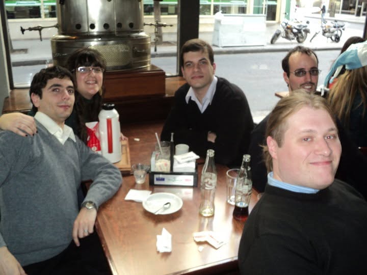 Cinco personas del equipo en una mesa de café