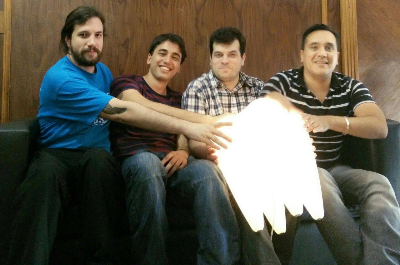 Cuatro personas en un sillón con una lámpara encendida